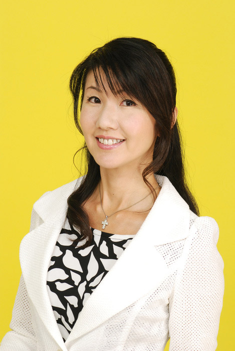 japanese news announcer naomi uemura yellow background