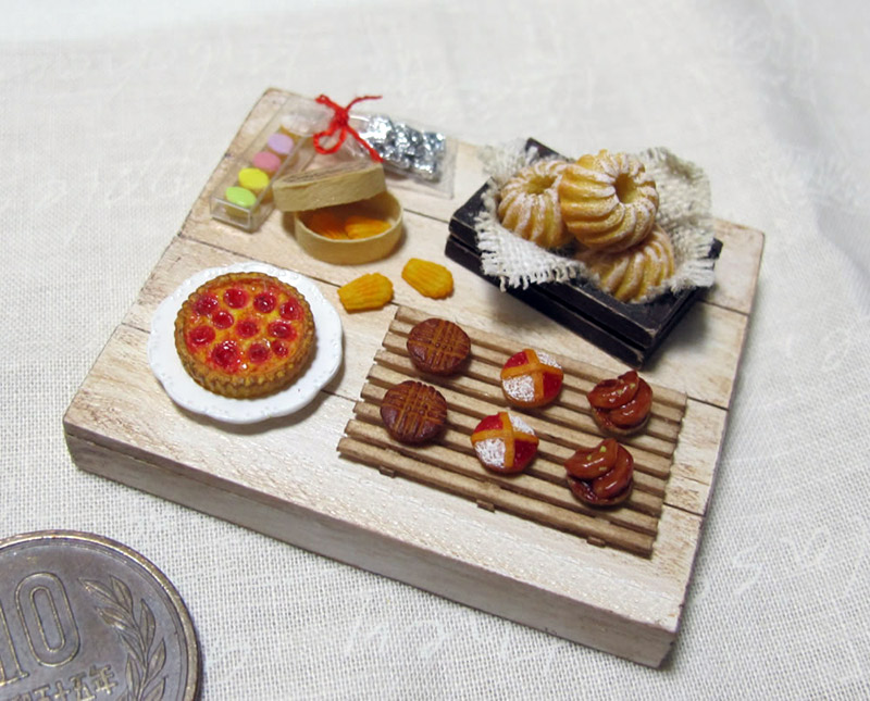 A miniature pastry and tarte set