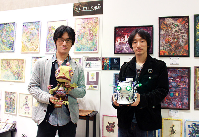 two men holding sculptures at design festa