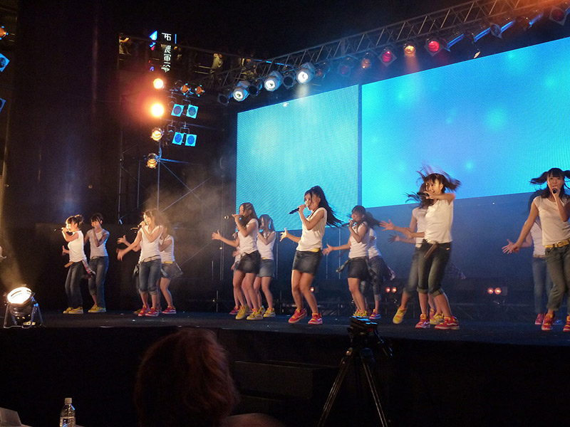 japanese-idol-group-ske48-performing-a-song