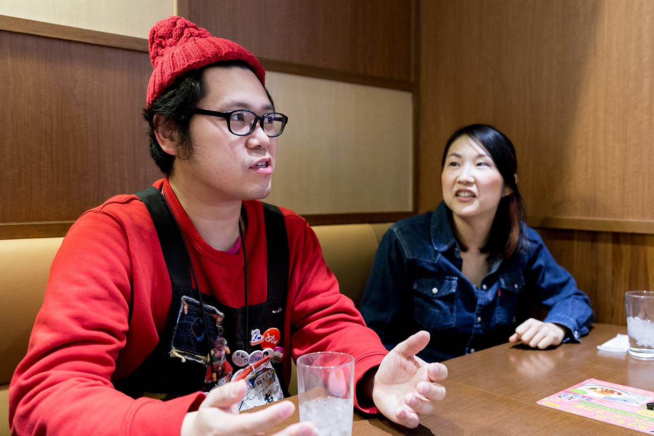 Homeless Kotani sitting with Mami in Dennys