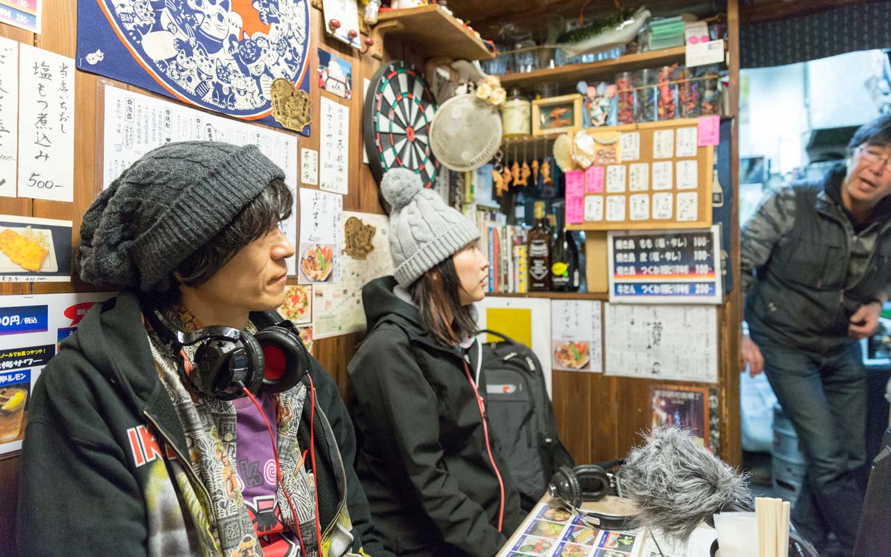 japanese ossan in a bar with woman