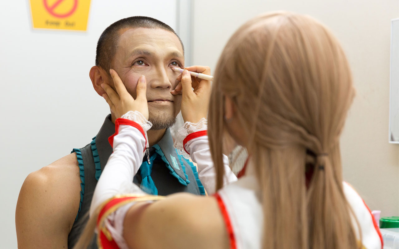 ossan rental getting cosplay makeup applied