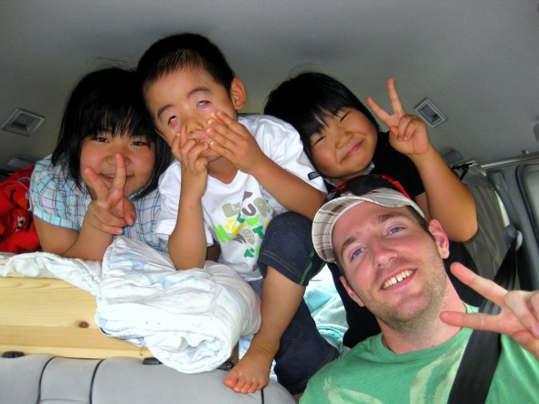 meeting japanese kids while hitchhiking in japan