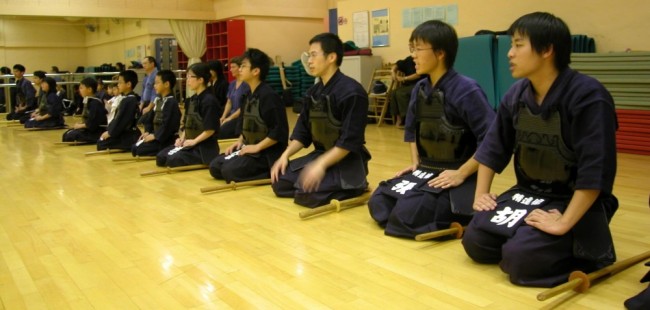 japanese people sitting seiza