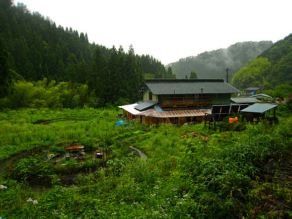 a wwoof japan farmhouse nestled in the mountains