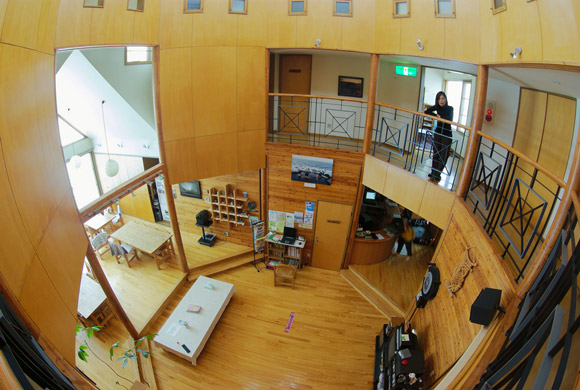 Fisheye photo of a lobby of a Japanese hostel