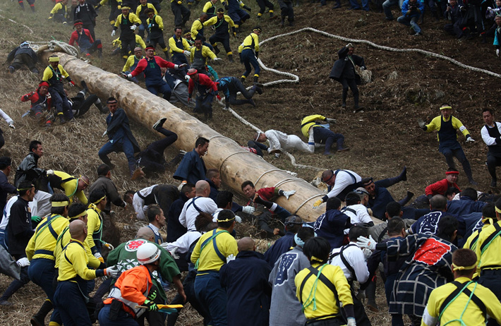 large team prepares log for race