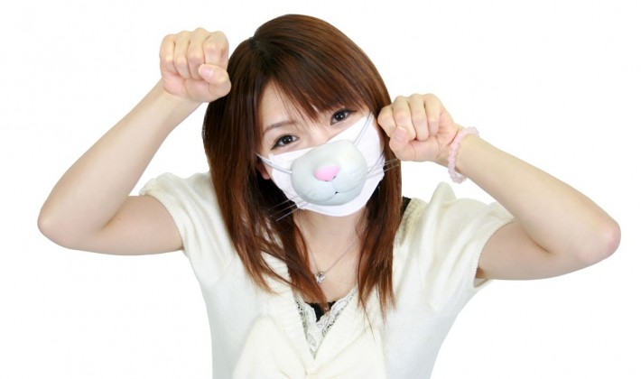 Japanse vrouw die een chirurgisch masker draagt met een hondenontwerp