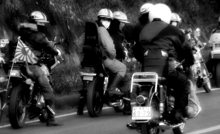 Mitglieder einer japanischen Biker-Gang, die chirurgische Masken tragen