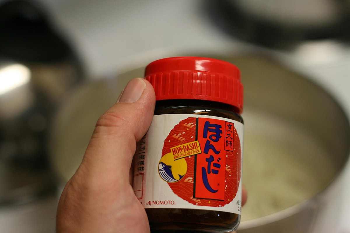 hon dashi jar in a hand