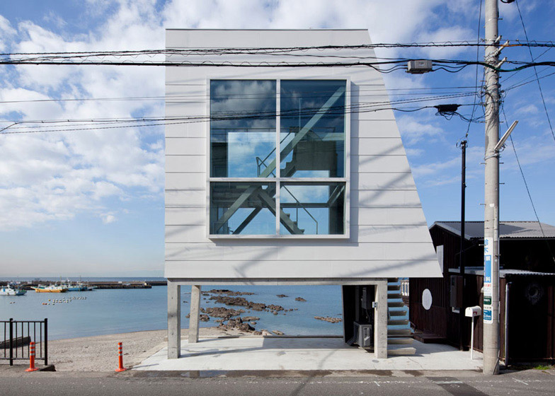 tiny sea side apartment in Japan