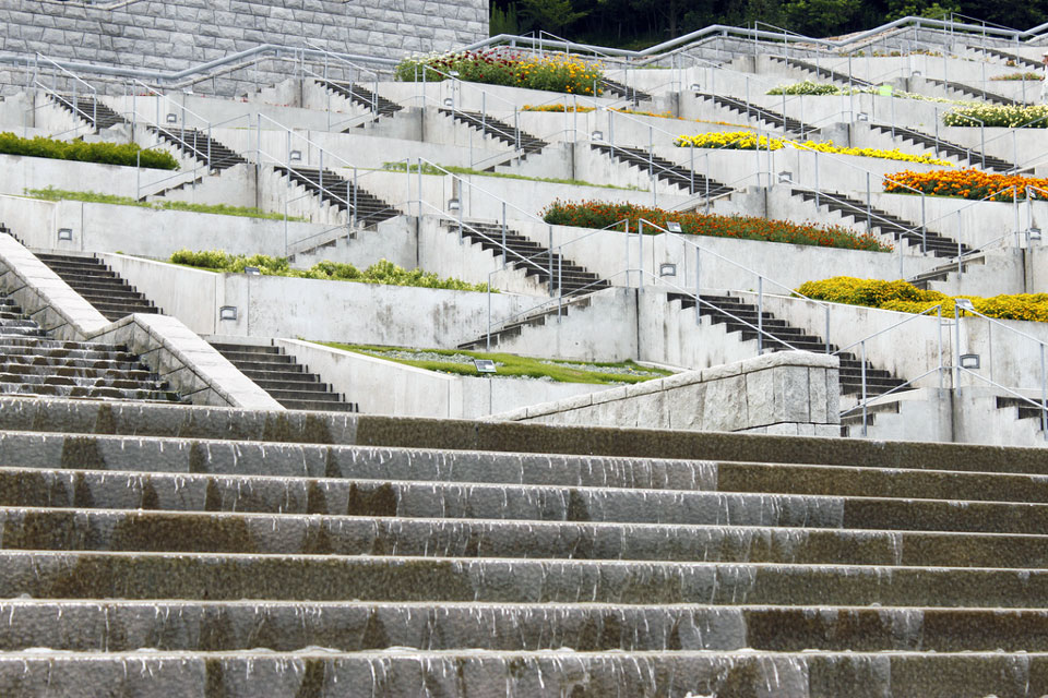 hyakudanen garden with many staircases and patches of grass