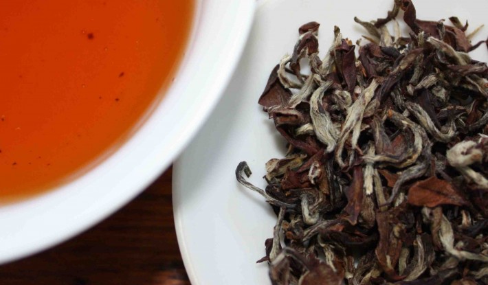 oolong tea and leaves