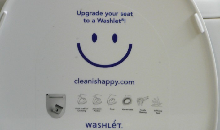 Jaapnese toilet reminding Americans about Washlet