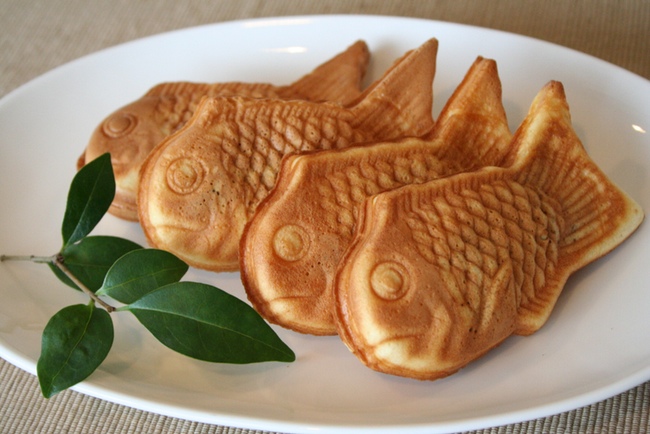 Taiyaki lined up on a plate