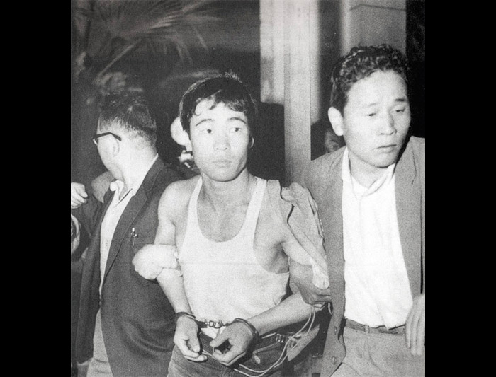 homme noir et blanc au japon arrêté années 50