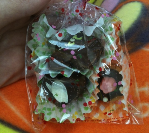 en pakke med japansk chokolade i bidestørrelse