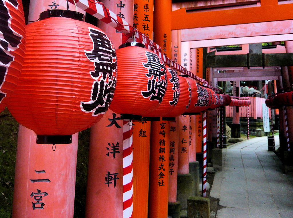 color en Japón tori rojo y linternas rojas