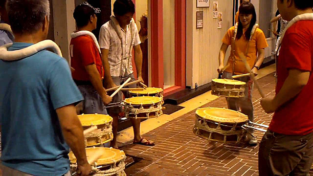 grouo of japanese people practising the shimedaiko taiko drum