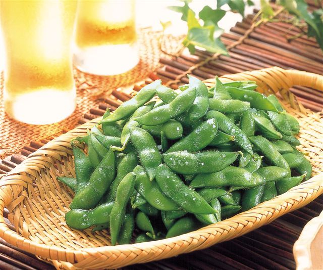 edamame soybeans bar snack with two beers