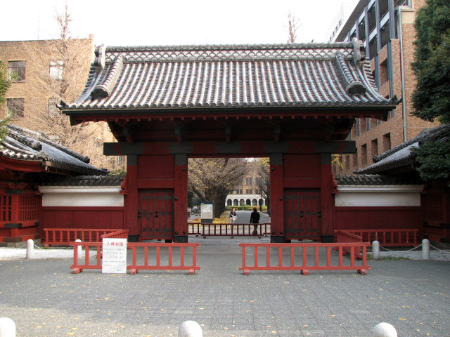 red gates gates of tokyo university college in japan