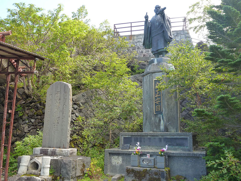 nchiren sect statue