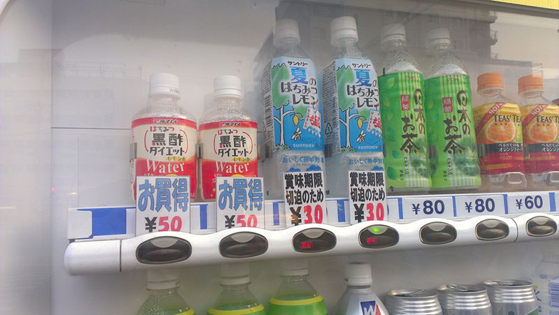 cheap drinks in Japanese vending machine
