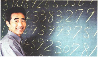 Akira Haraguchi writing Pi on a chalkboard