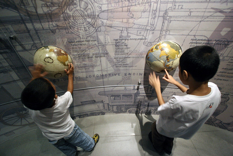 two kids with taijin kyofusho holding globes against a wall