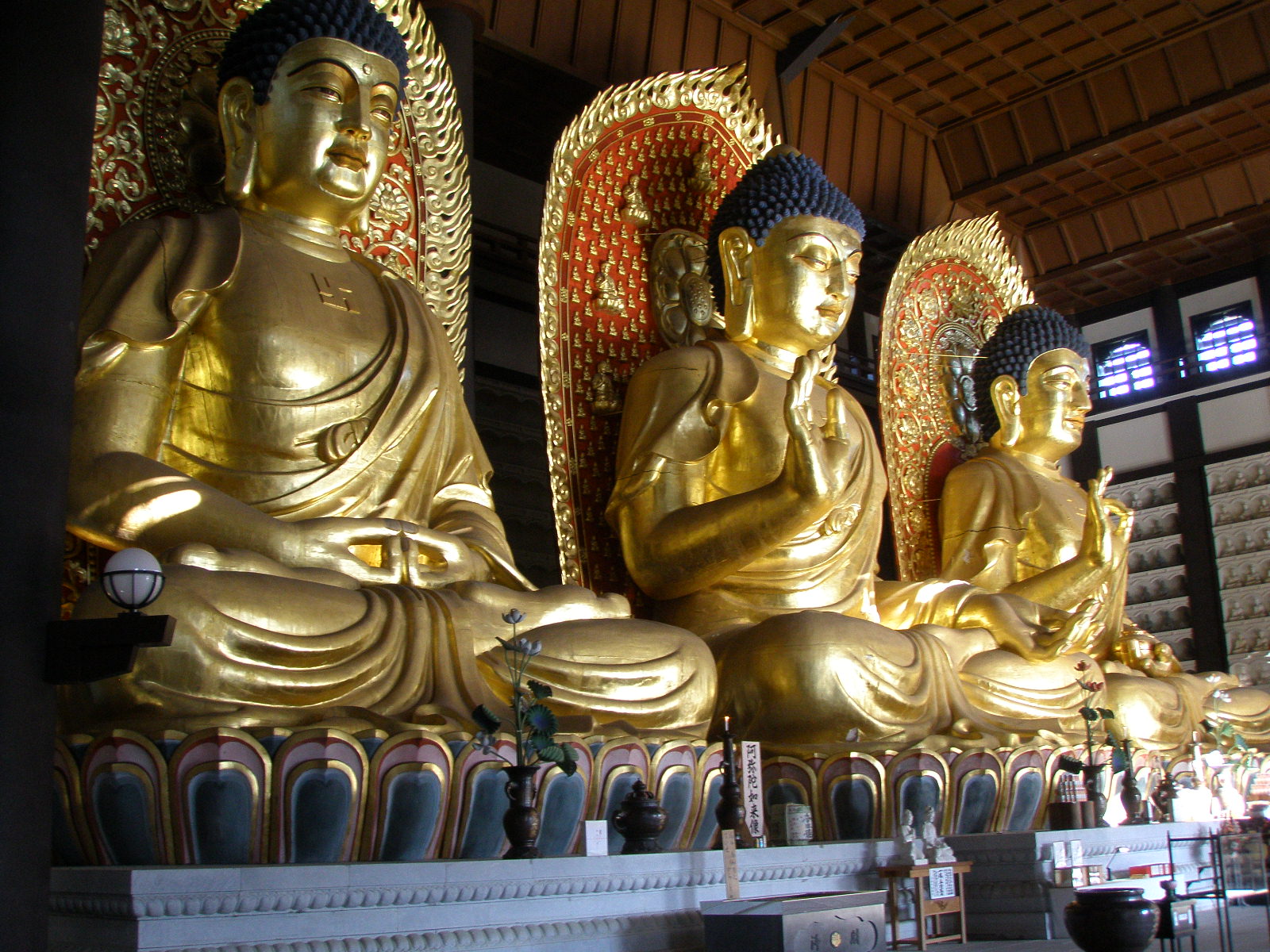 golden buddha statues