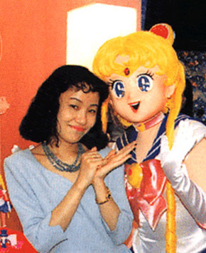 sailor moon creator naoko takeuchi gesturing at costumed character