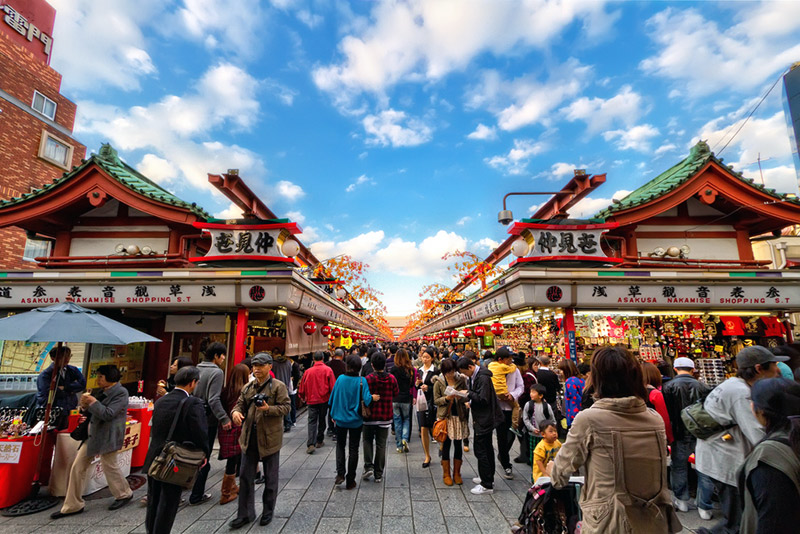 outdoor shopping in tokyo