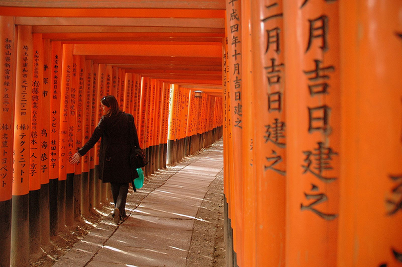 hikikomori walking through fushimi inari