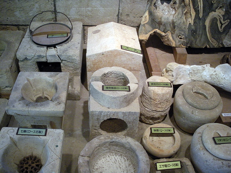 Pottery molds lined up next to each other