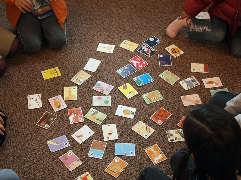 kids playing karuta japanese cards