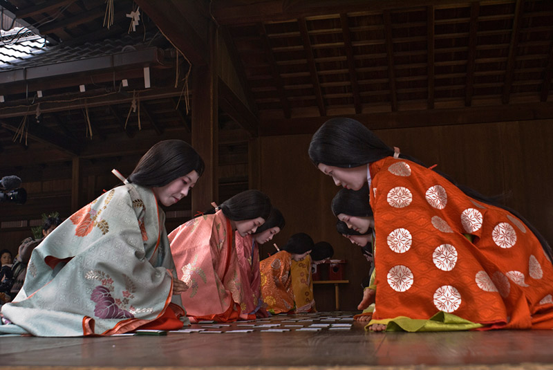 ladies playing karuta japanese cards