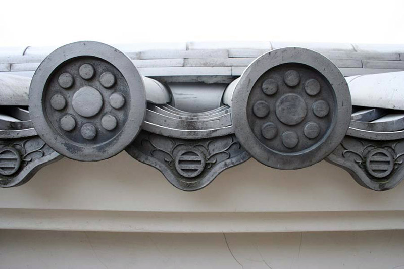 closeup of Hosokawa clan crest in stone