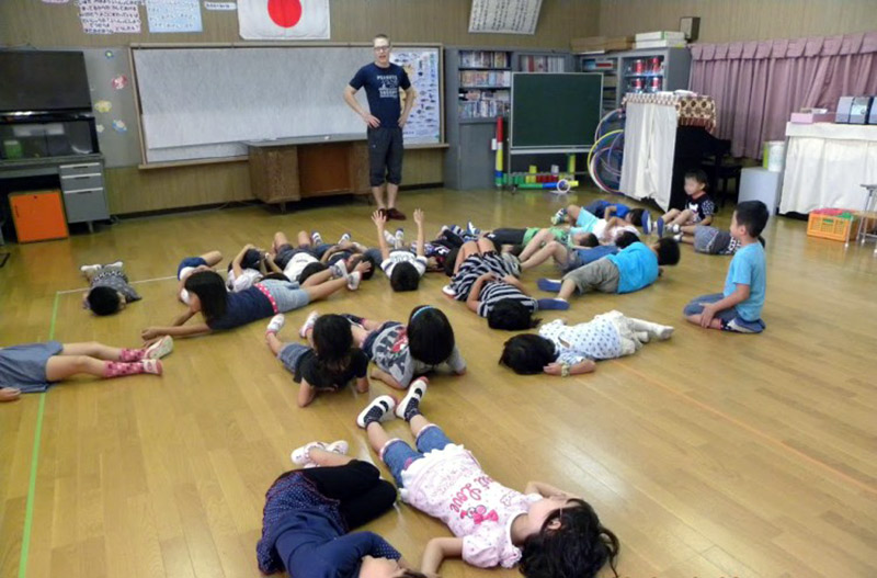 Rich teaching a group of Japanese children