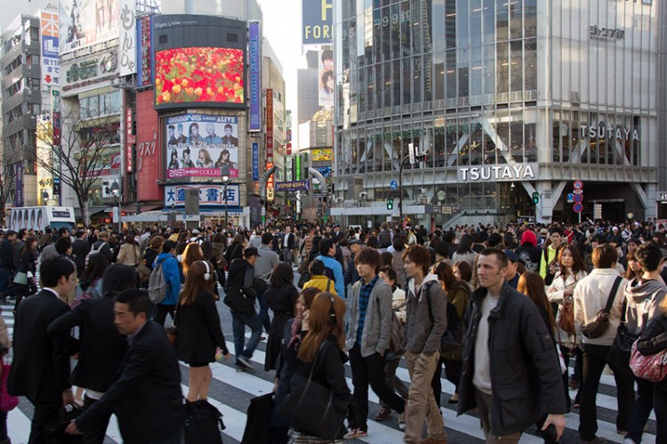 Hundreds of people walking at a pedestrian crossing in Tokyo