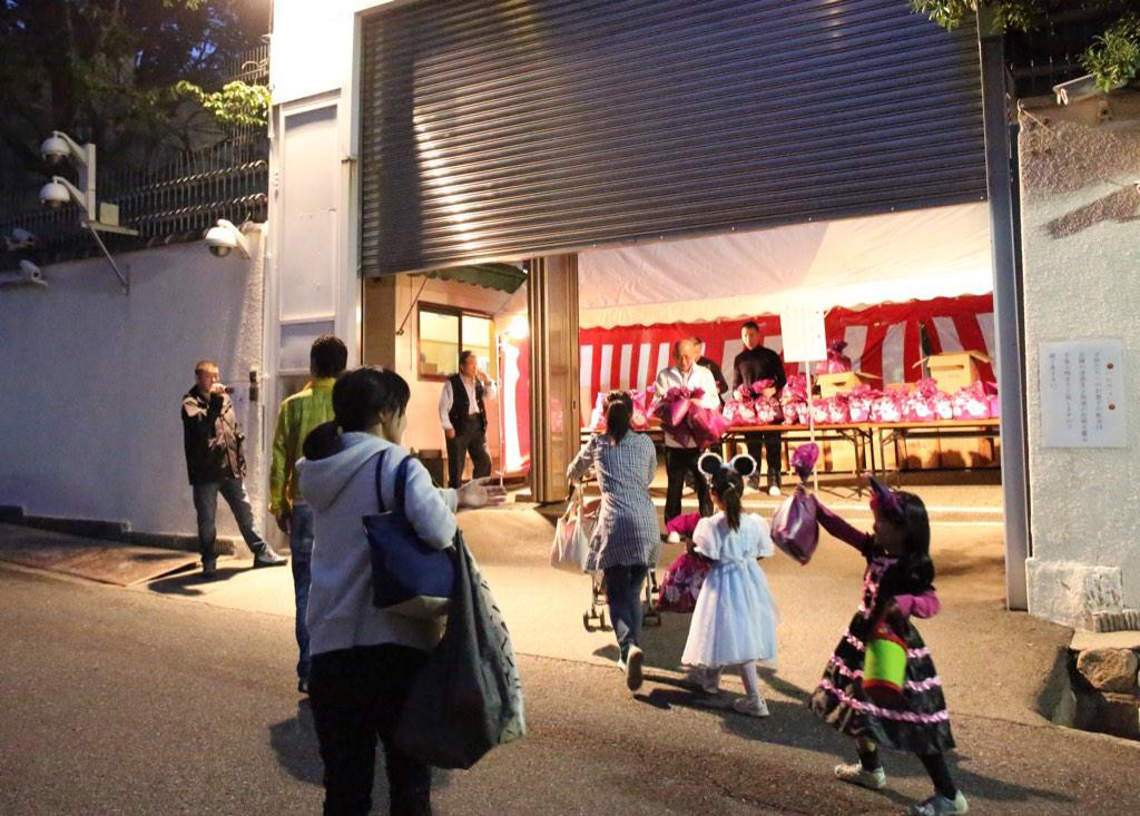 kids trick or treating with the yakuza in japan