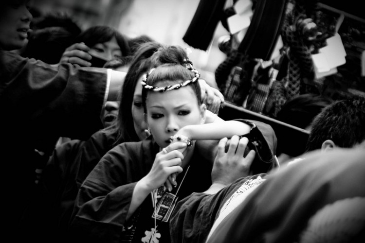 matsuri girls in black and white