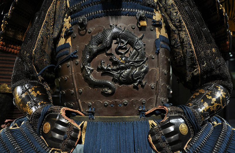 A set of samurai armor emblazoned with a dragon