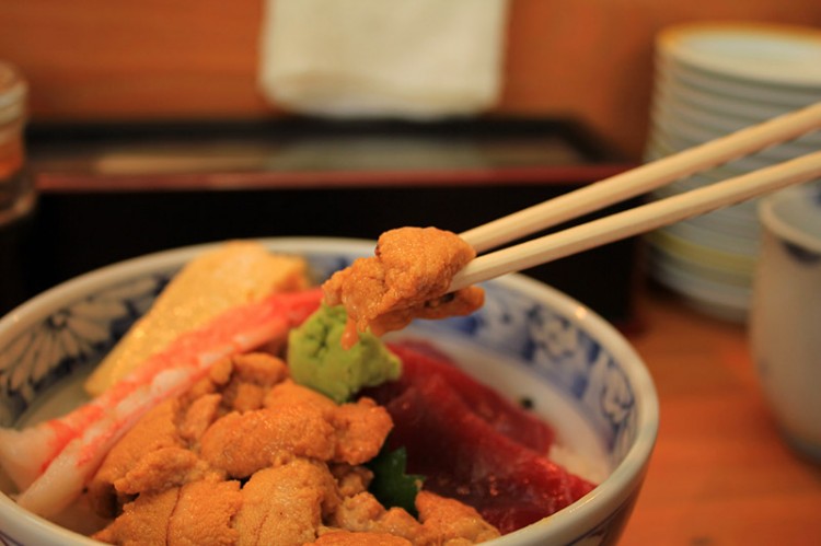 bowl of japanese food uni don