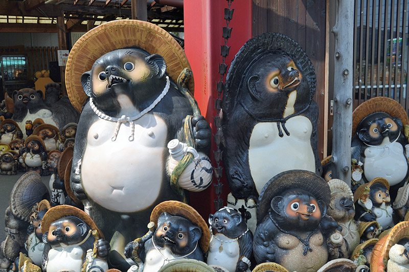 tanuki statues at shigaraki