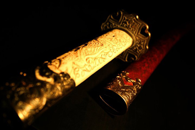 Japanese sword viewing scabbard engraved with handle