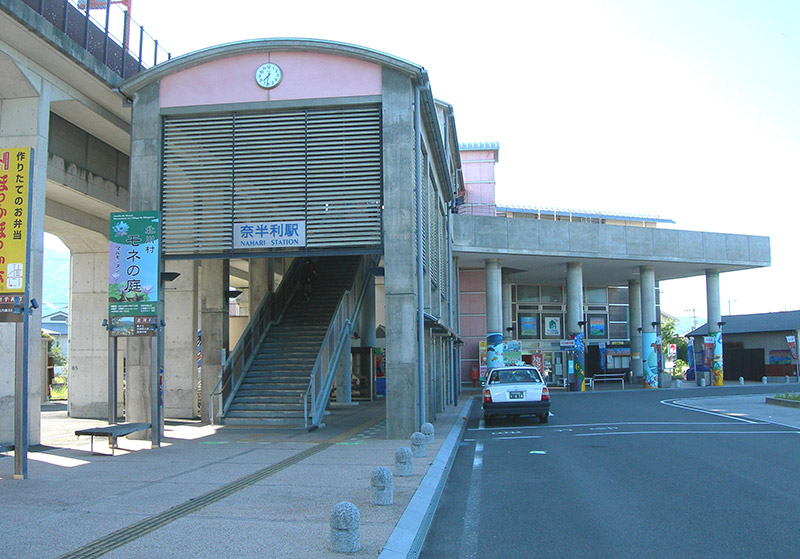 japanese countryside train station empty