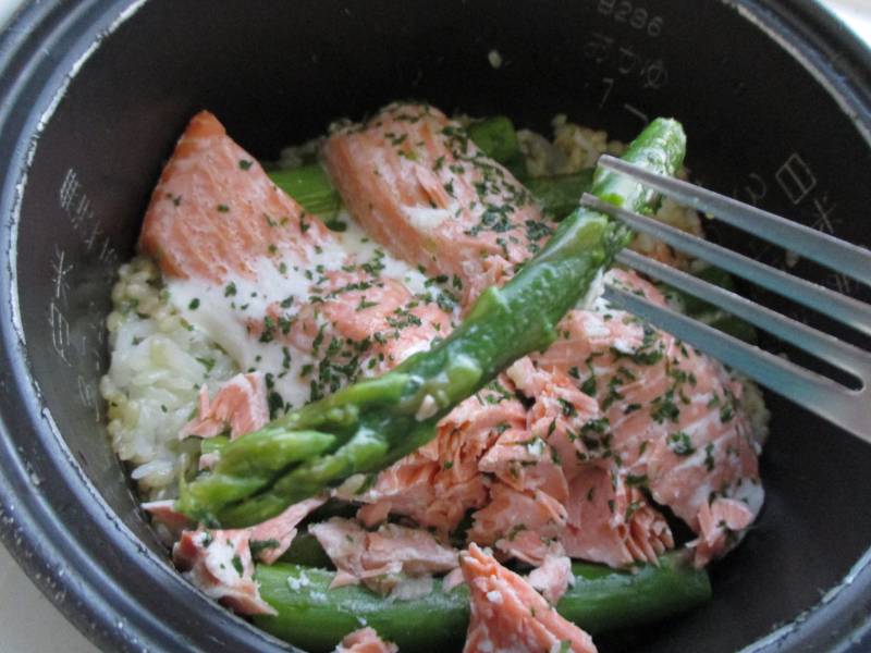 Salmon, asparagus and rice in a rice cooker