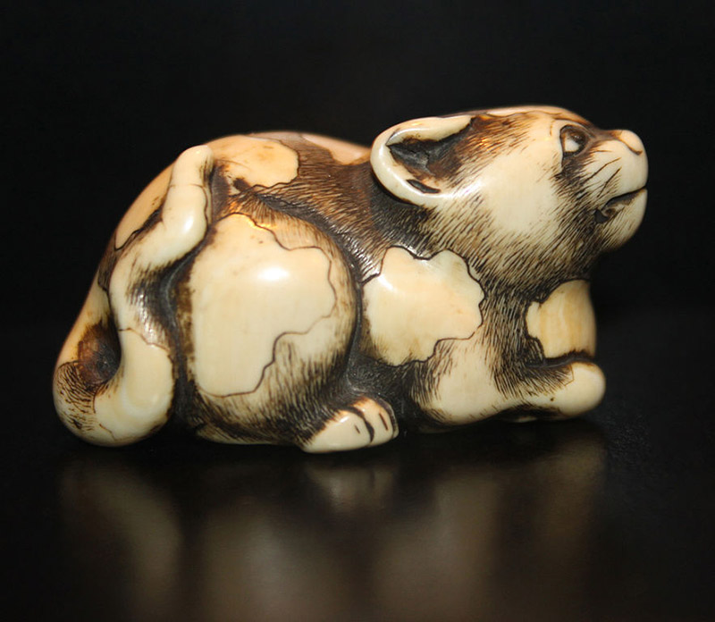 netsuke-of-a-cat-crouching