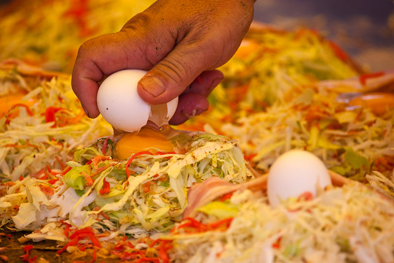 Egg cracking on onomomiyaki